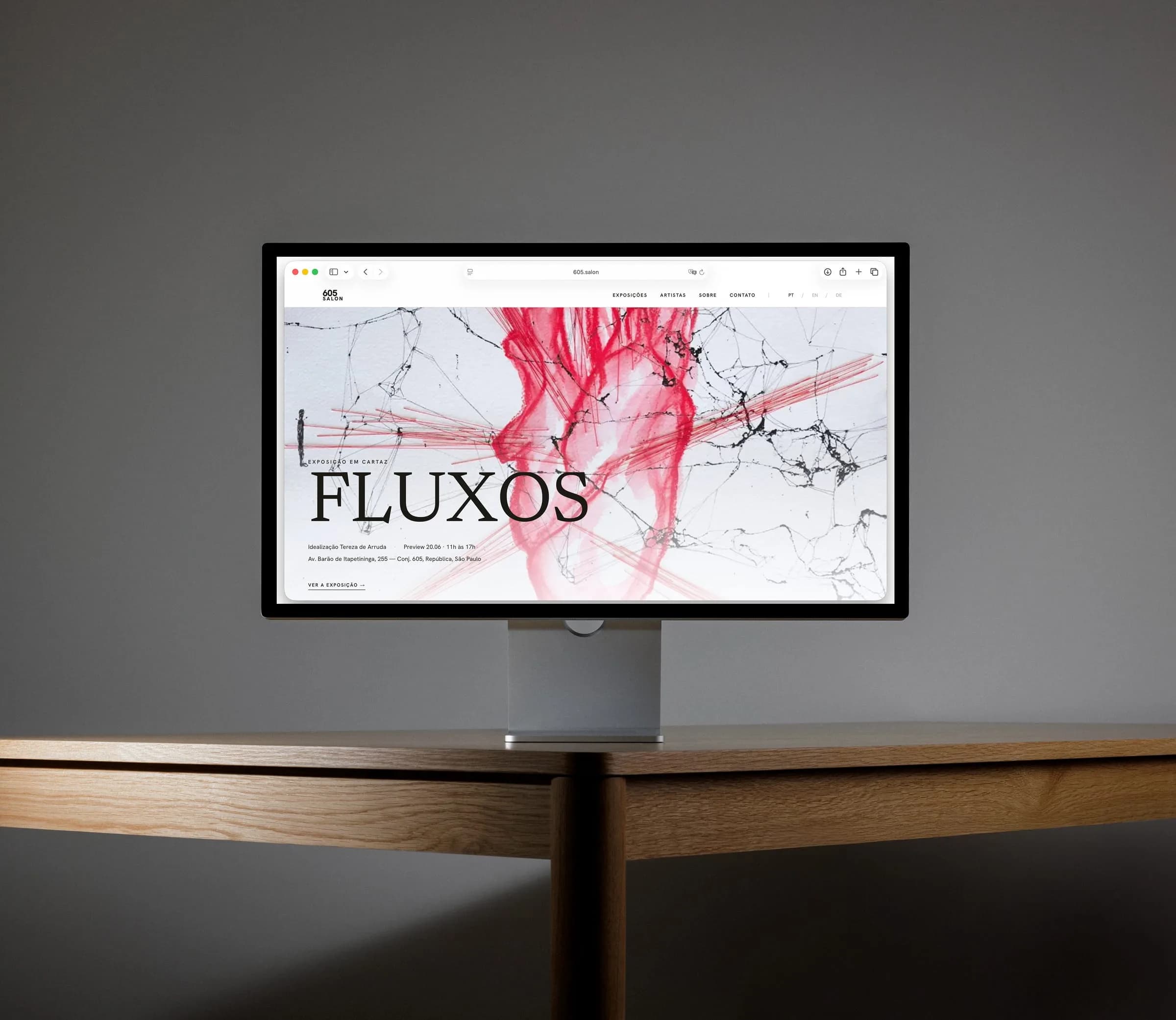 Site da galeria 605 Salon em um monitor, com a exposição Fluxos na tela.