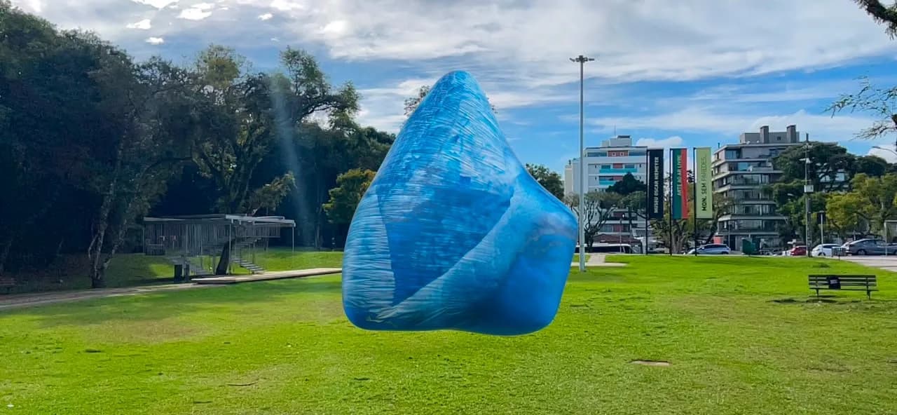 Aplicativo de realidade aumentada da Bienal de Curitiba em uso.