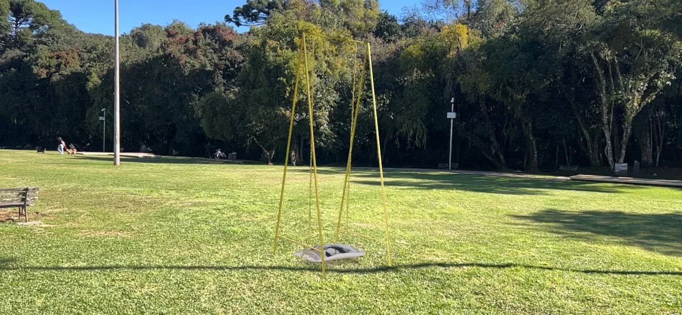 Escultura azul em realidade aumentada no gramado do Museu Oscar Niemeyer.