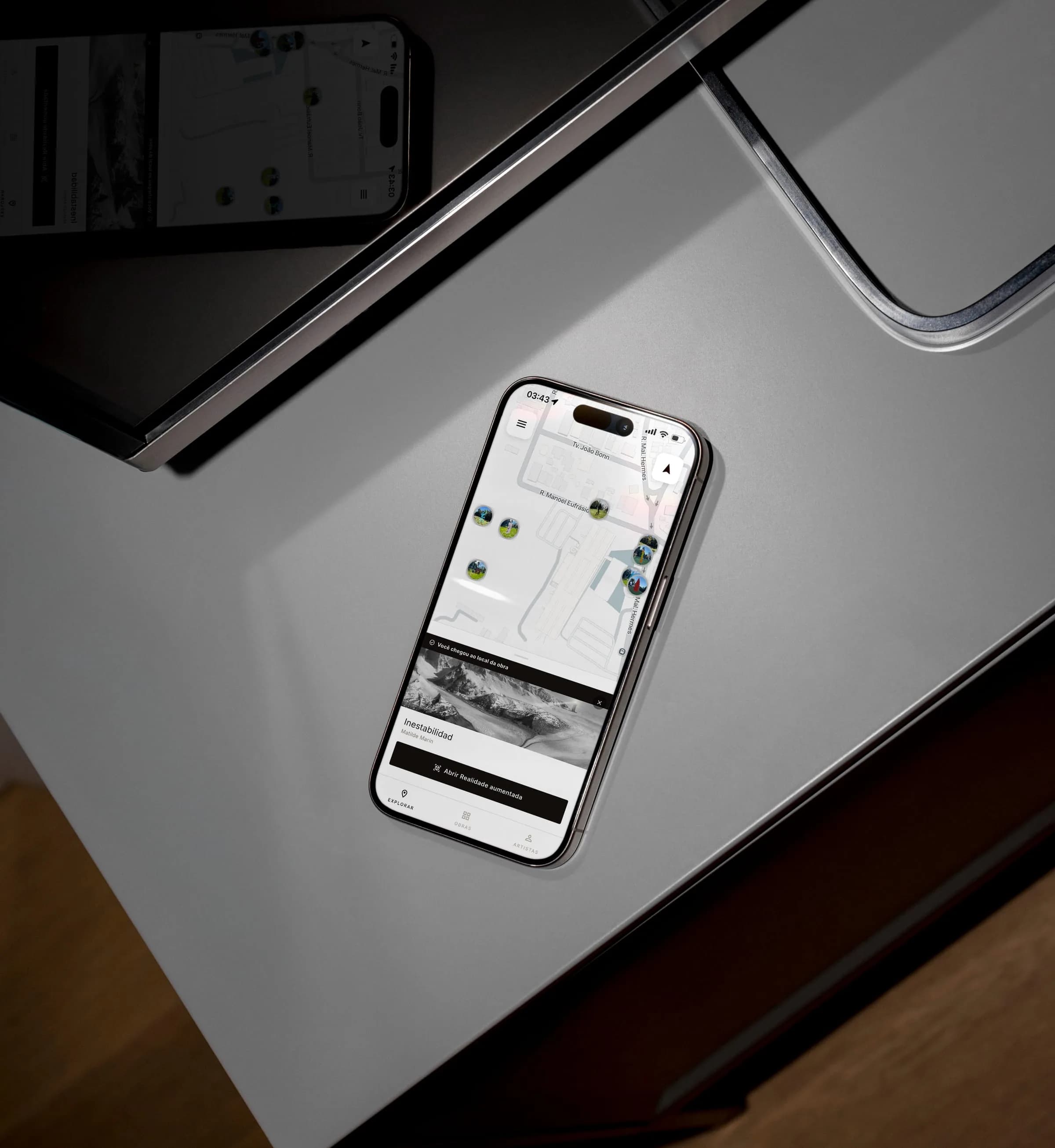 Aplicativo da Bienal de Curitiba em um iPhone, com o mapa das obras.
