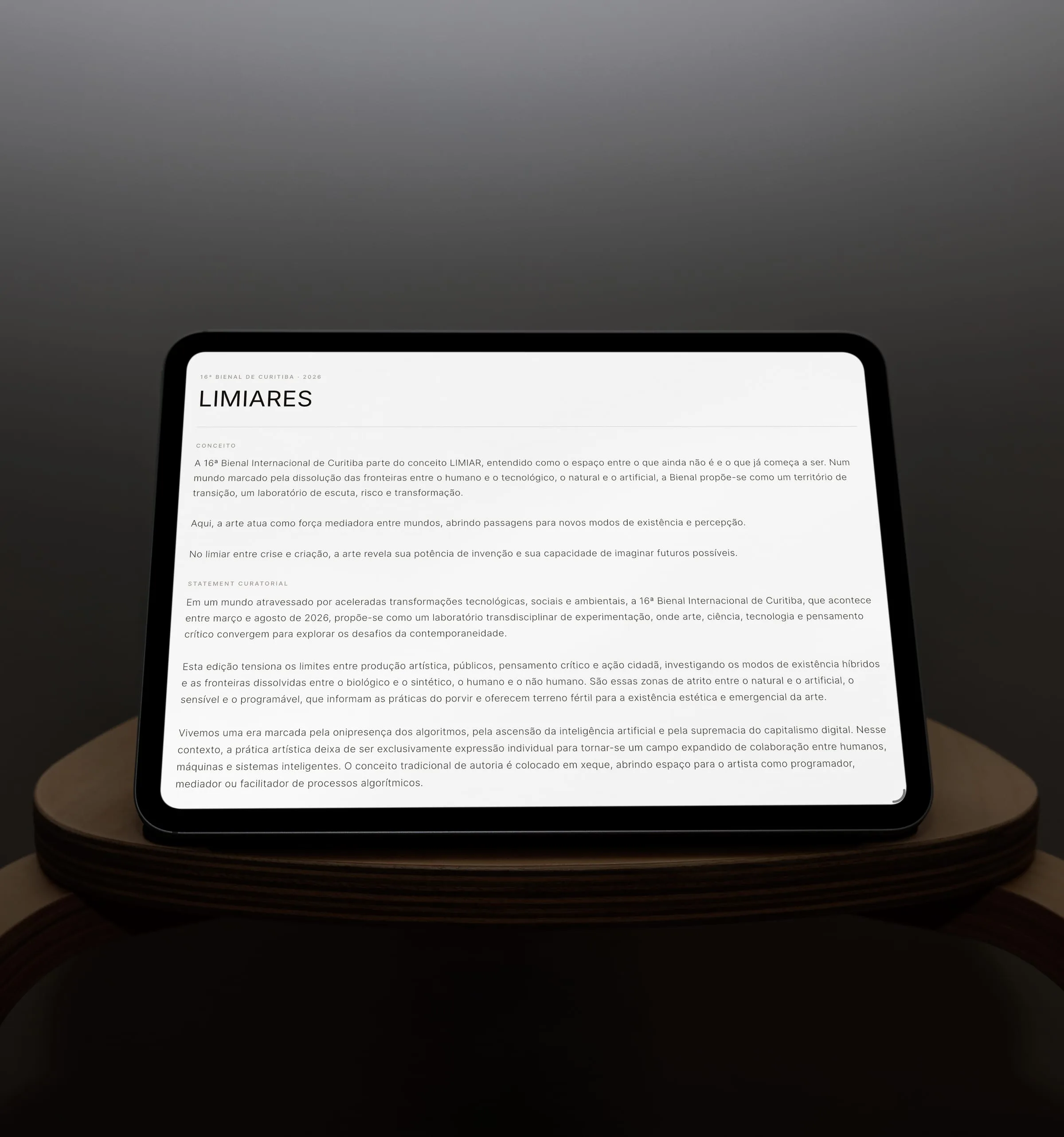 Texto curatorial da 16ª Bienal de Curitiba no aplicativo, em um iPad.